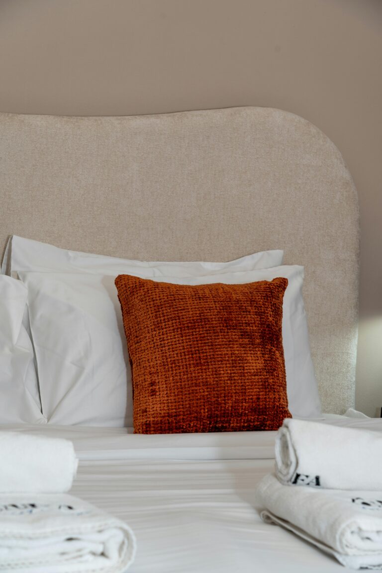 Gros plan sur lit avec coussin orange
