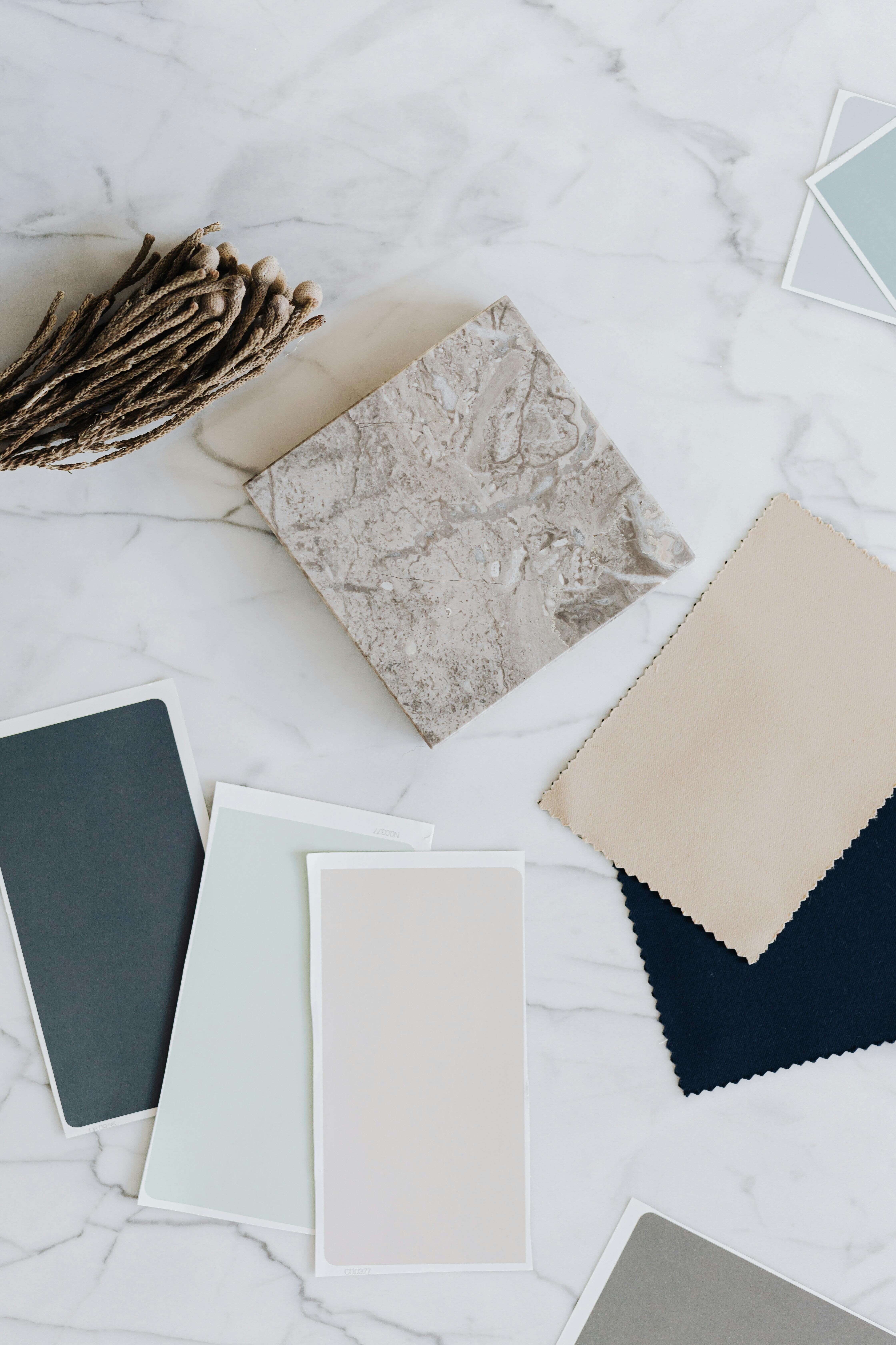 Palettes d'échantillons sur une table de marbre