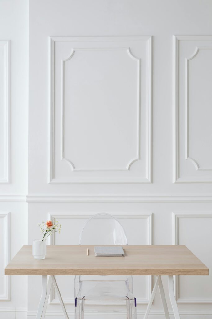 Bureau de bois devant un mur blanc en arrière-plan