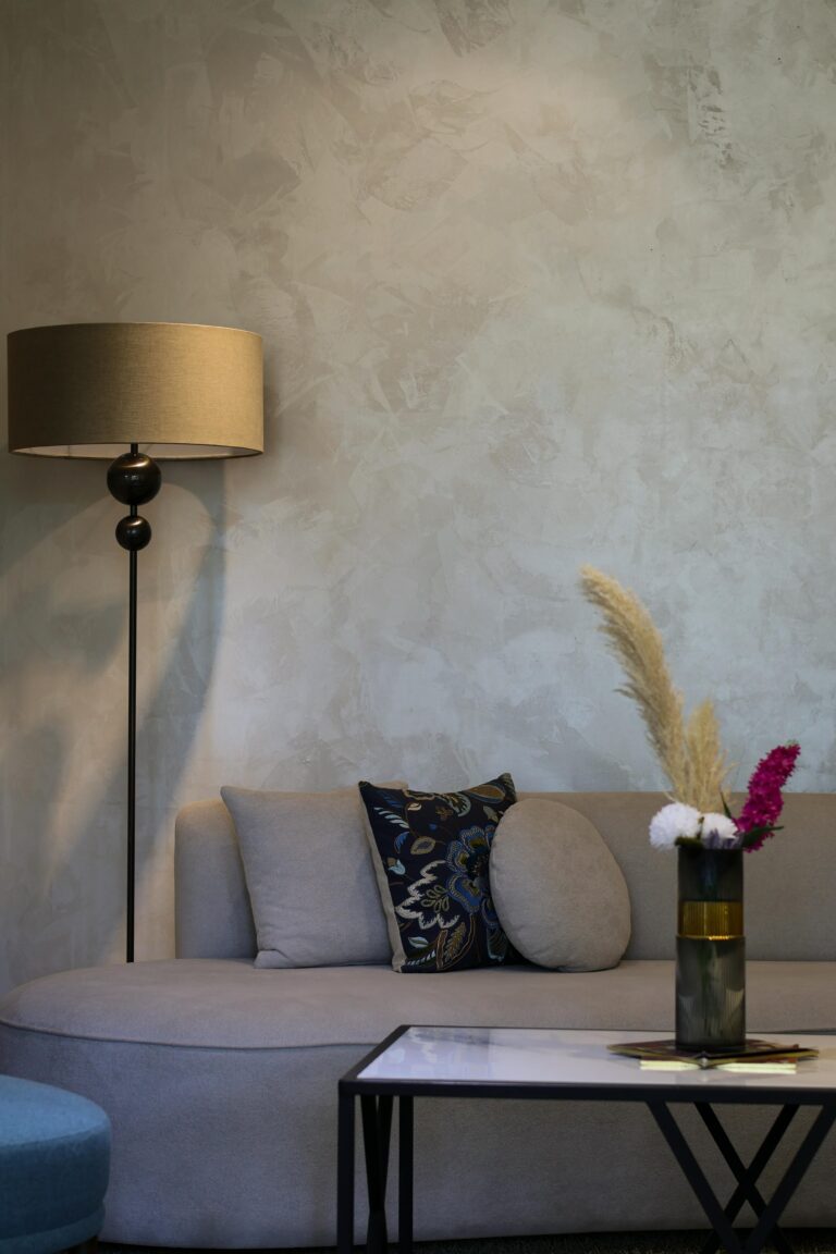 Lampe, divan et table de salon