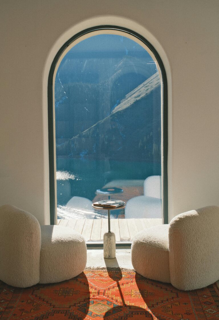Fenêtre en arche avec 2 chaises blanches crème
