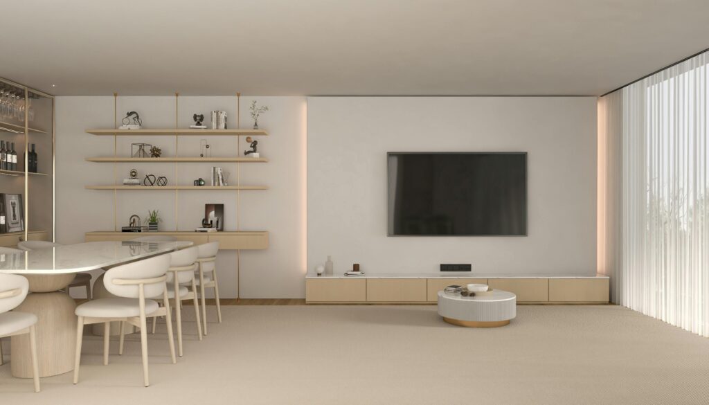 Plan éloigné d'un salon épuré et minimalise, télévision superposée, étagère de bois beige pale 